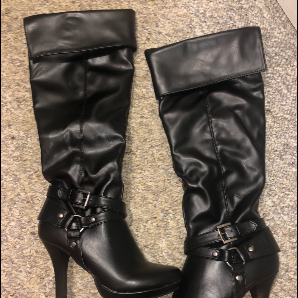*BRAND NEW* Black knee high boots!!